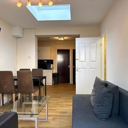 London Deluxe 6 Bedroom House Dagenham Eksteriør billede