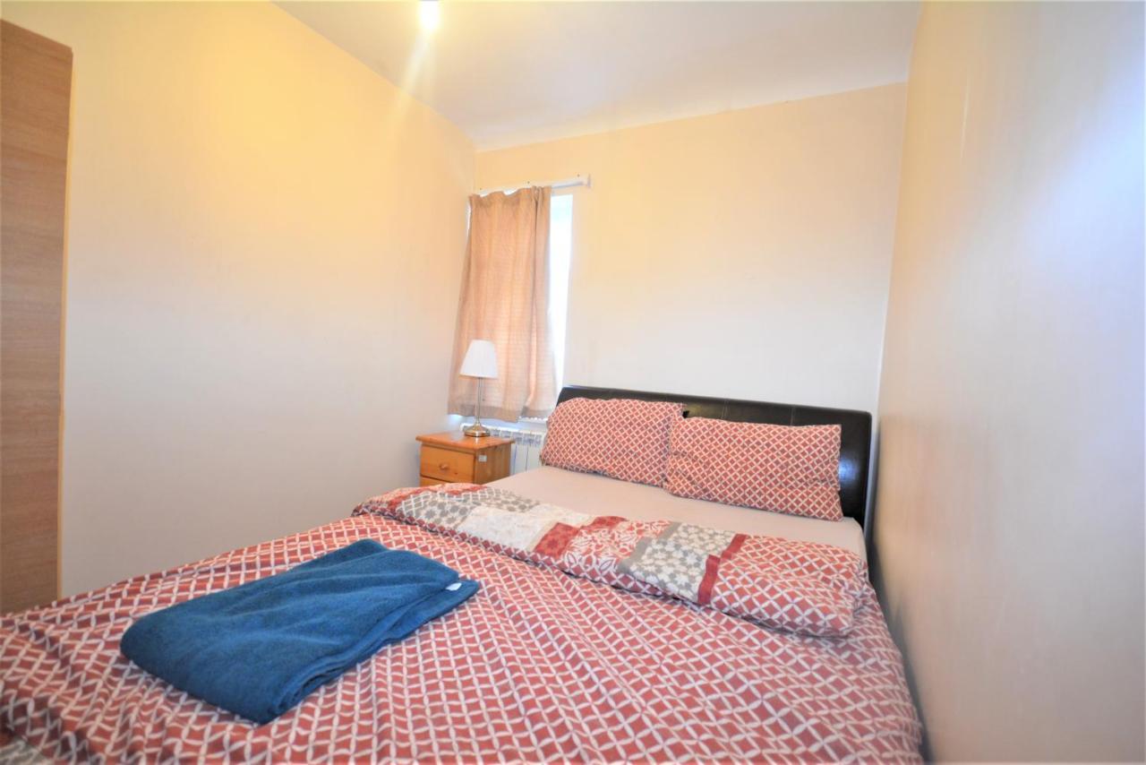 London Deluxe 6 Bedroom House Dagenham Eksteriør billede
